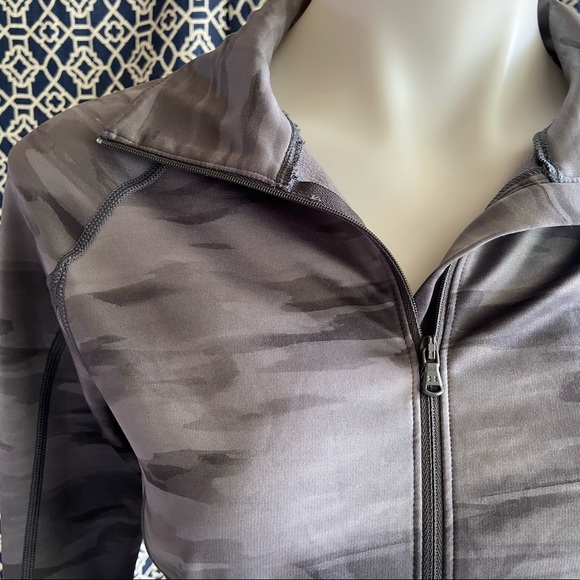 Under Armor Quarter Zip - Picture 2 of 5